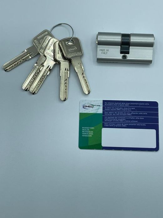 Medio cilindro / bombín seguridad doble embrague llaves iguales.