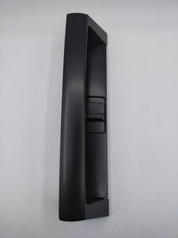 Poignée de traction en titane pour la fermeture.