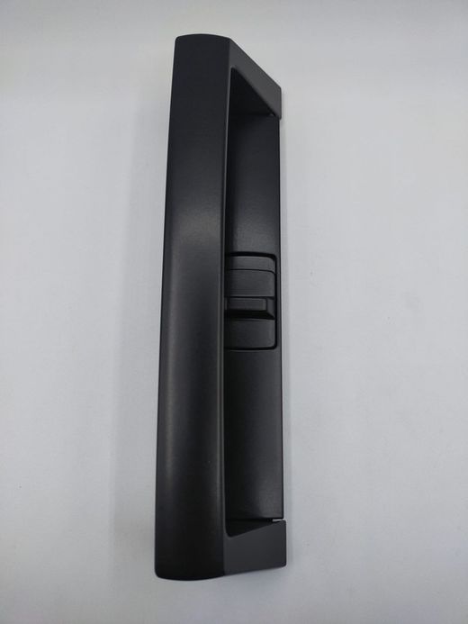 Poignée de traction en titane pour la fermeture.