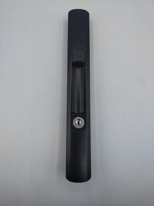 Fermeture à mortaise en titane avec clé.