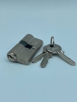 Cilindro / bombín Europeo 30+30 niquel con leva corta.