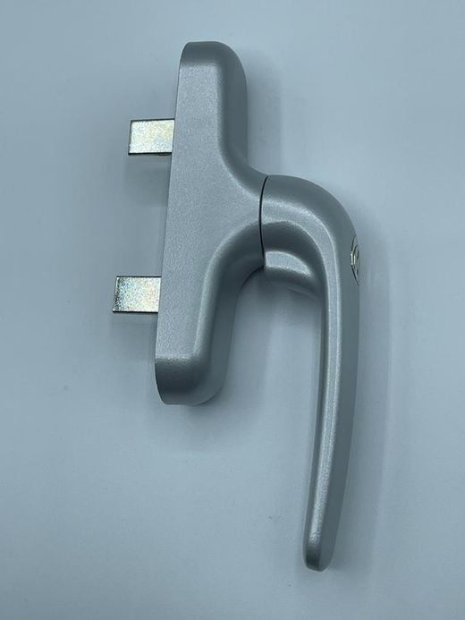 Crémone premium pouvant être ouverte avec une clé.