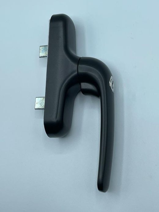 Crémone premium pouvant être ouverte avec une clé.
