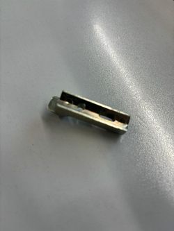 Crochet de cadre périmétrique supérieur.