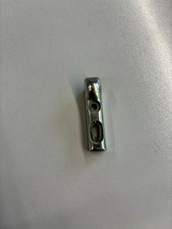 Crochet de cadre périmétrique supérieur.