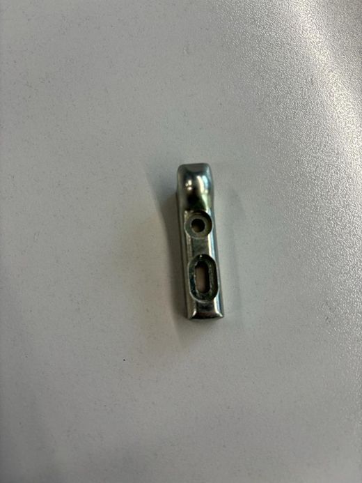 Crochet de cadre périmétrique supérieur.