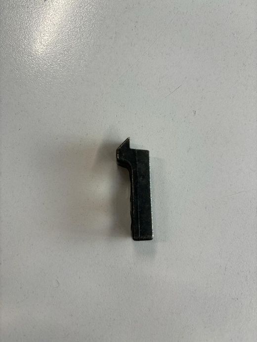Gancho de moldura perimetral na parte superior. 10 mm.