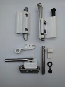 Jeu de charnières pivotantes de 130 kg.