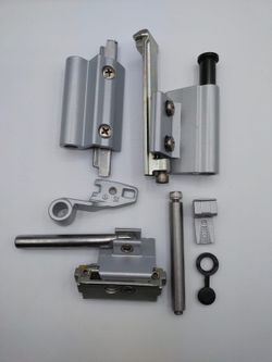 Jeu de charnières pivotantes de 130 kg.