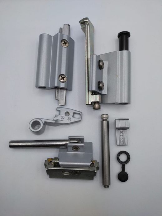 Jeu de charnières pivotantes de 130 kg.