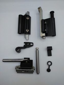 Jeu de charnières pivotantes de 130 kg.