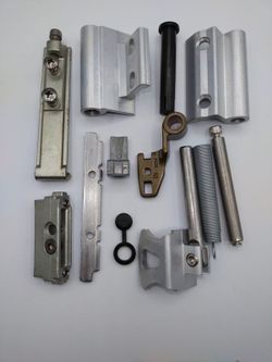 Jeu de charnières pivotantes de 130 kg.