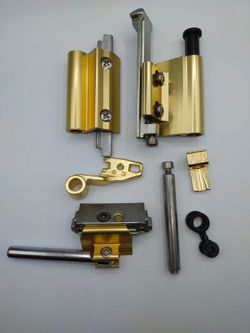 Jeu de charnières pivotantes de 130 kg.