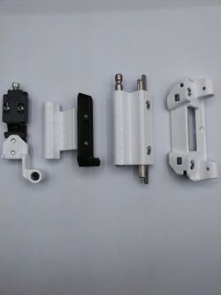 Jeu de charnières à battants passives symétriques à oscillation réglable