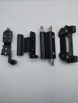 Jeu de charnières à battants passives symétriques à oscillation réglable