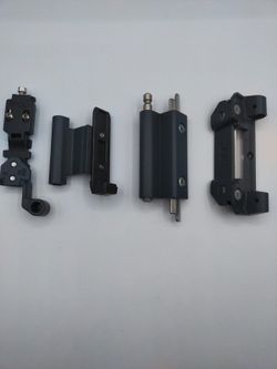 Jeu de charnières à battants passives symétriques à oscillation réglable