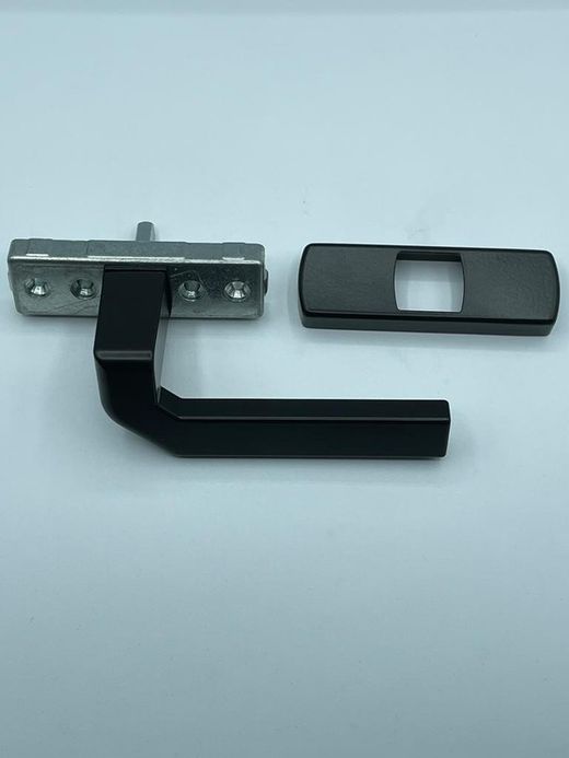 Poignée Kora déplacée grande plaque - à droite.